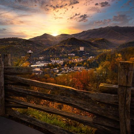 Moonshine Chalet, Hot Tub, Pool Access, Wifi, 1089 Free Tickets Each Paid Day, Dollywood And More Gatlinburg Dış mekan fotoğraf