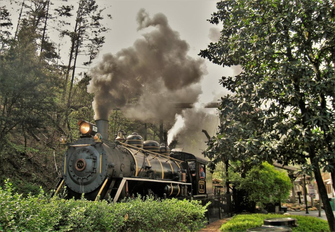 Moonshine Chalet, Hot Tub, Pool Access, Wifi, 1089 Free Tickets Each Paid Day, Dollywood And More Gatlinburg Dış mekan fotoğraf