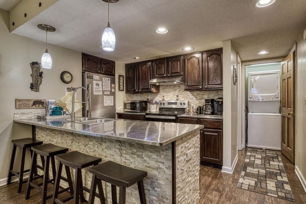 Moonshine Chalet, Hot Tub, Pool Access, Wifi, 1089 Free Tickets Each Paid Day, Dollywood And More Gatlinburg Dış mekan fotoğraf