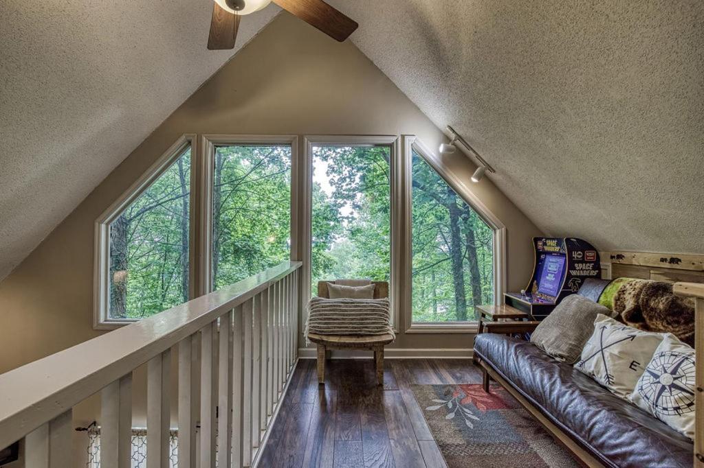 Moonshine Chalet, Hot Tub, Pool Access, Wifi, 1089 Free Tickets Each Paid Day, Dollywood And More Gatlinburg Dış mekan fotoğraf