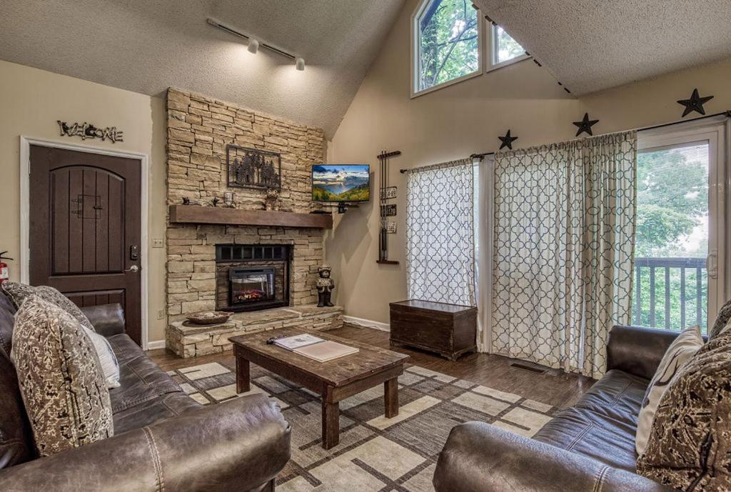 Moonshine Chalet, Hot Tub, Pool Access, Wifi, 1089 Free Tickets Each Paid Day, Dollywood And More Gatlinburg Dış mekan fotoğraf