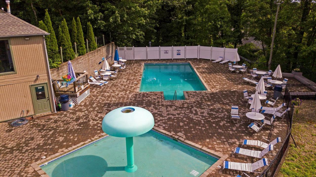 Moonshine Chalet, Hot Tub, Pool Access, Wifi, 1089 Free Tickets Each Paid Day, Dollywood And More Gatlinburg Dış mekan fotoğraf